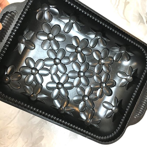 Nordic Ware Daisy Cake Pan-  9x13.5 Heavy Cast Aluminum made in the USA - Picture 5 of 13